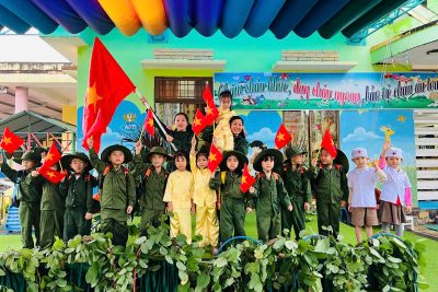 HOẠT ĐỘNG TRẢI NGHIỆM LÀM CHÚ BỘ ĐỘI CỦA CÁC BẠN NHỎ TRƯỜNG MẦM NON NGHĨA THƯƠNG
